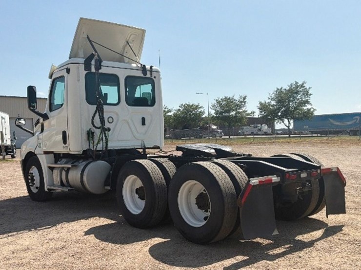 2019-freightliner-cascadia-126-image-2