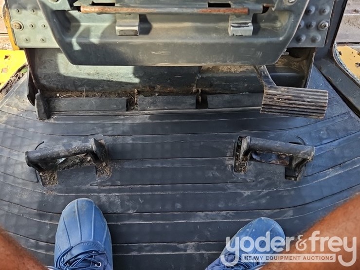 2016-deere-700k-lgp-image-25