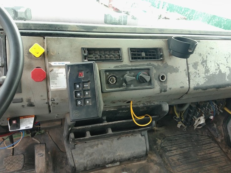2001-freightliner-fl80-image-14