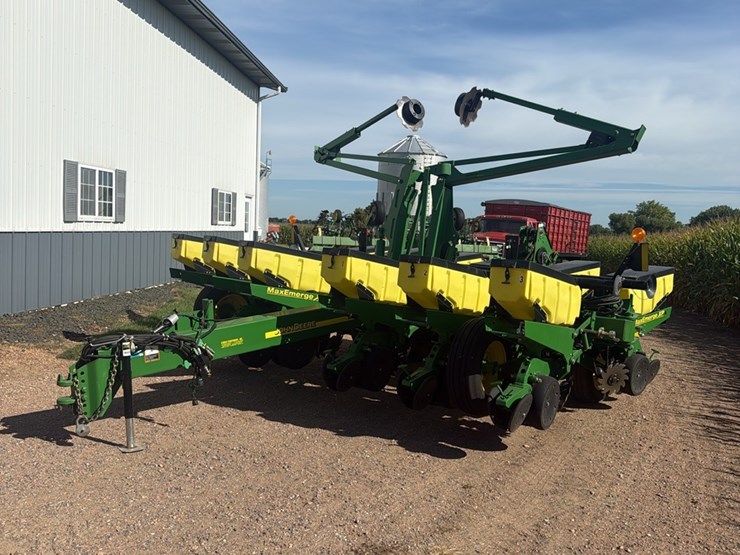 john-deere-12-image-1