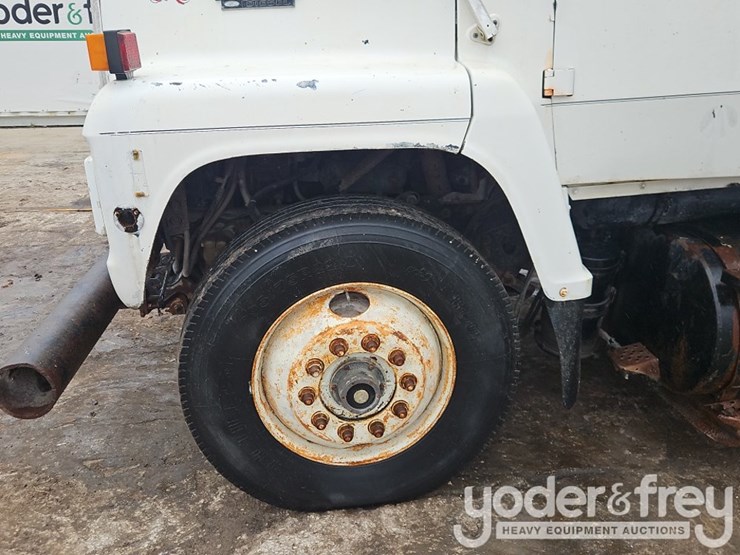 1990-ford-l8000-image-11