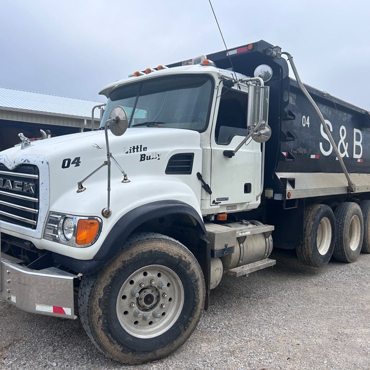#34 • 2007 MACK GRANITE TRI AXLE DUMP TRUCK