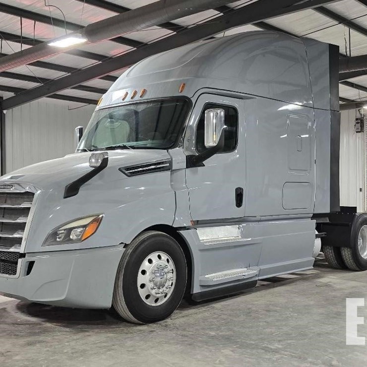 2020 FREIGHTLINER CASCADIA 126