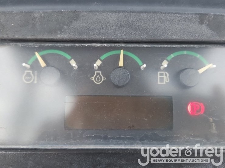2013-deere-650k-lgp-image-32