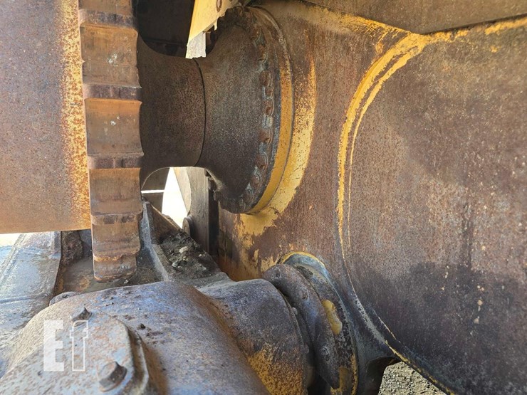 2013-caterpillar-d8t-image-38