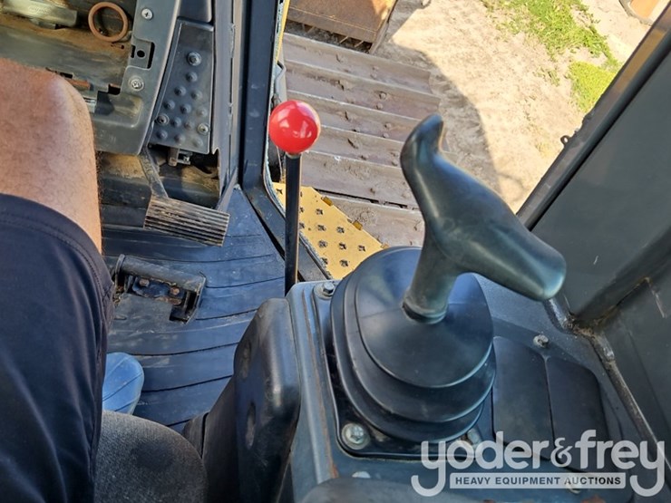 2016-deere-700k-lgp-image-26