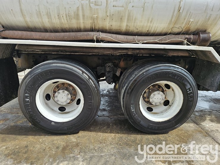 2005-peterbilt-335-image-14