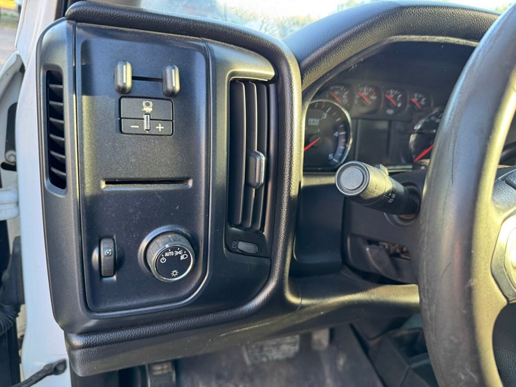 2015-chevrolet-3500hd-image-38