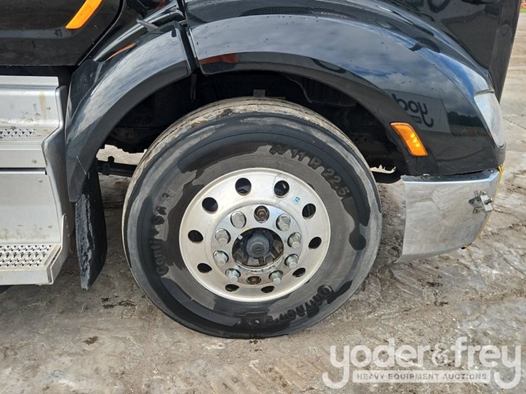 2019-peterbilt-579-image-10
