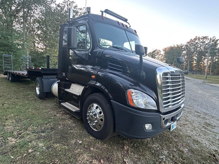 2015-freightliner-cascadia-113-image-11