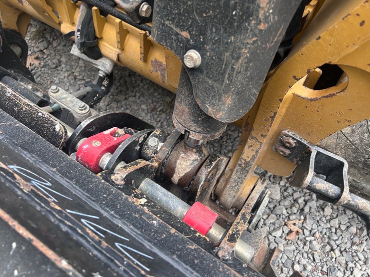 2025-caterpillar-255-image-18