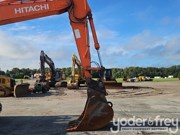 hitachi-zx245us-lc-6n-image-16