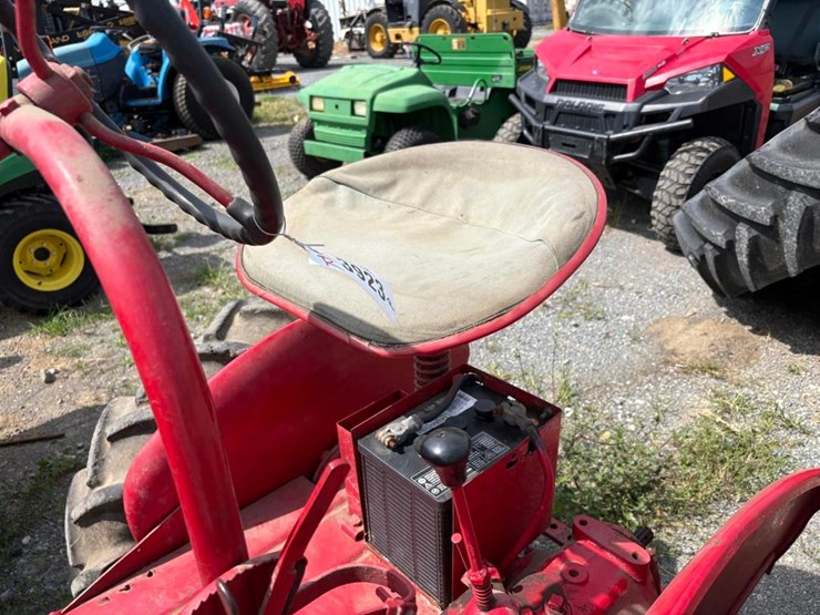 1953-farmall-cub-tractor-image-9