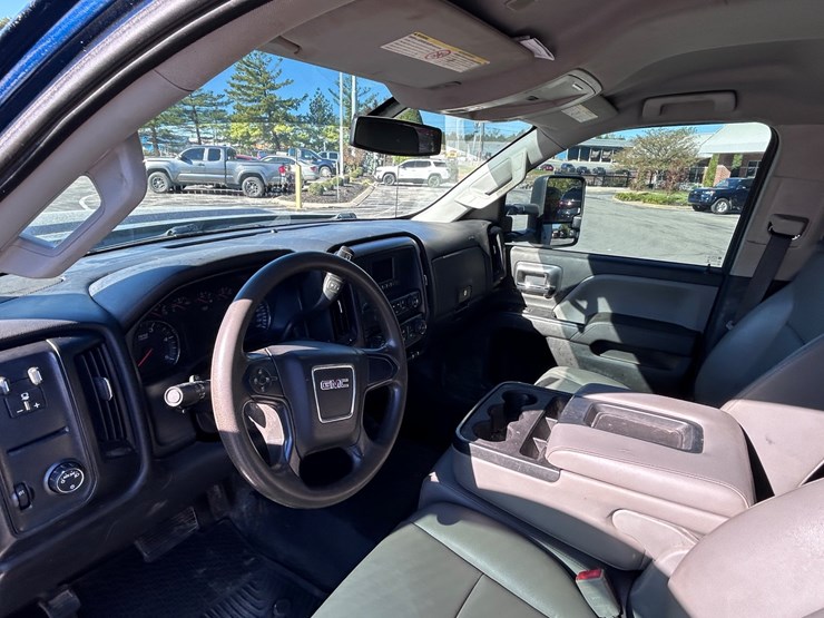 2017-gmc-3500-image-38