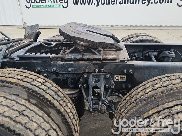 2019-peterbilt-579-image-14