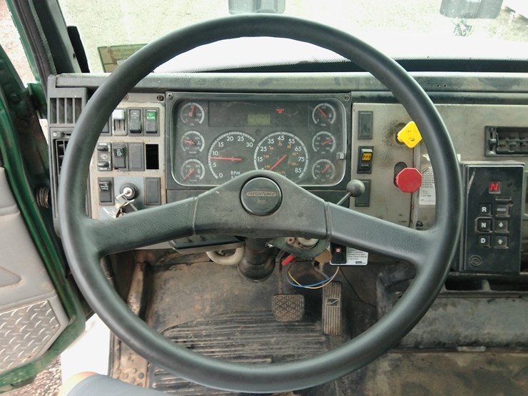 2001-freightliner-fl80-image-12