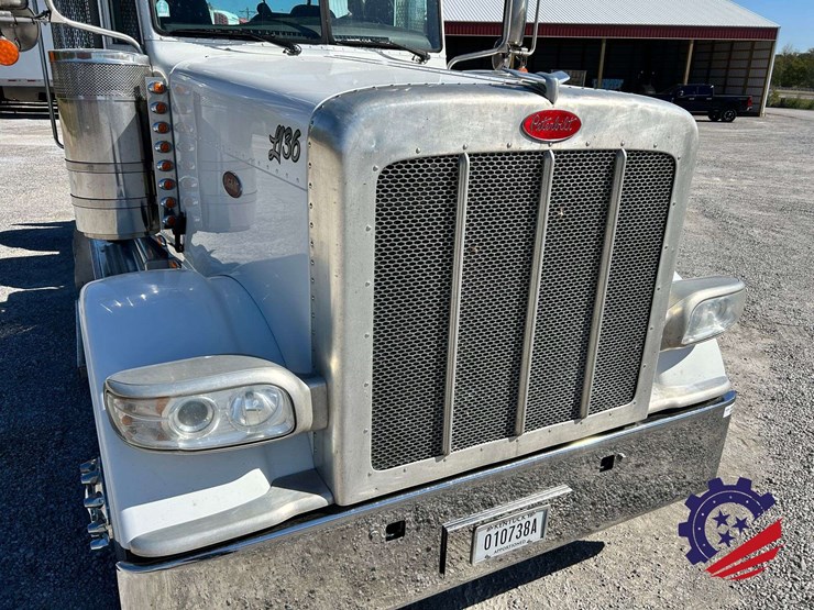 2018-peterbilt-389-image-13