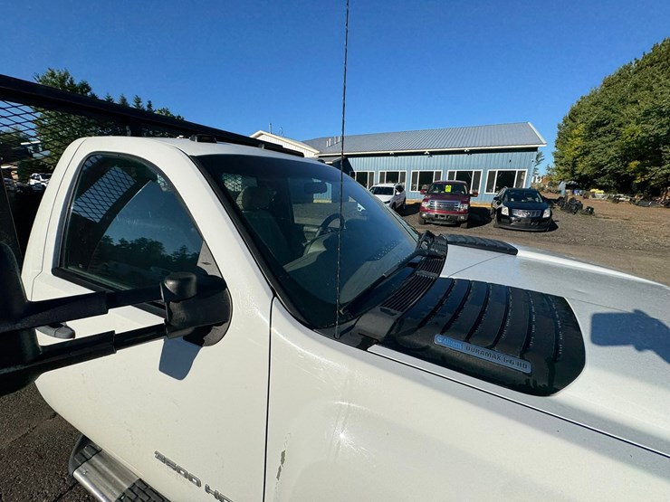 2014-chevrolet-3500-image-27