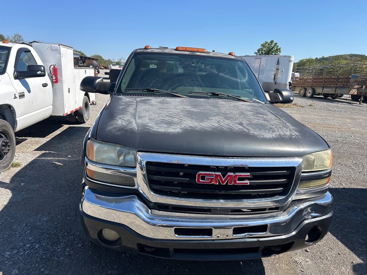 2004-gmc-3500-image-3