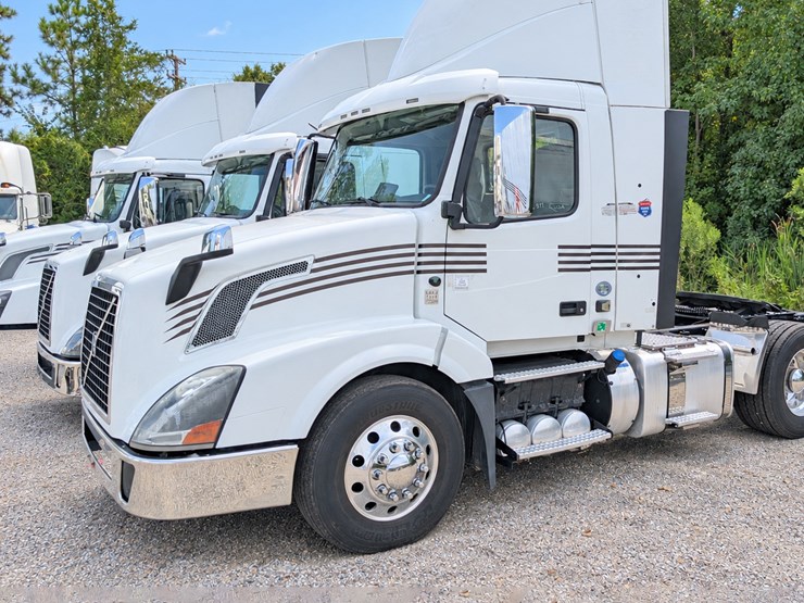 2017-volvo-vnl-t/a-day-cab,-volvo-engine-d13-425-h.p.,-odometer-reading-(miles)-823485,-volvo-i-image-1