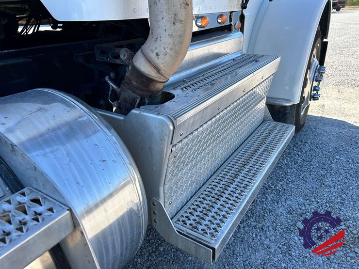 2018-peterbilt-389-image-42