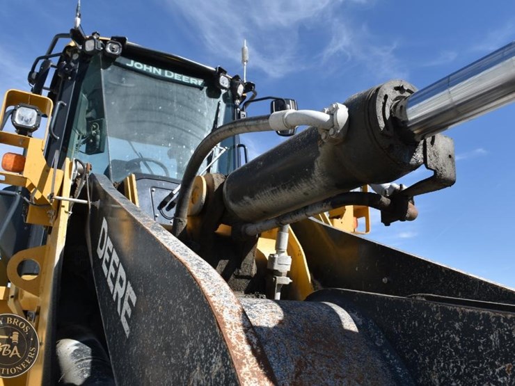 2021-deere-744l-image-30