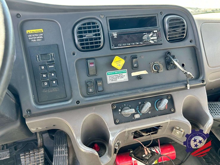 2008-freightliner-m2-106-image-64