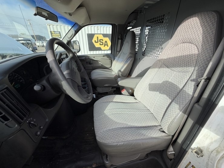 2004-chevrolet-express-bucket-van-image-19