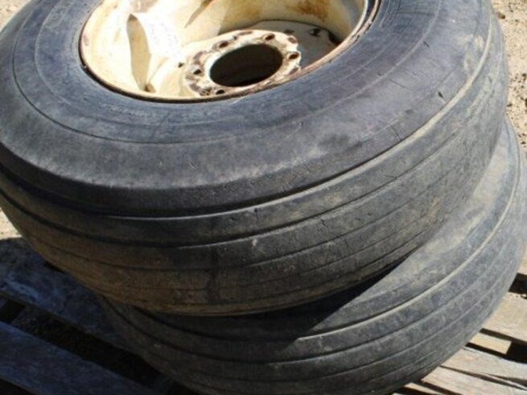 (2)-12.5lx16-tractor-tires-off-of-hydro-70-image-6