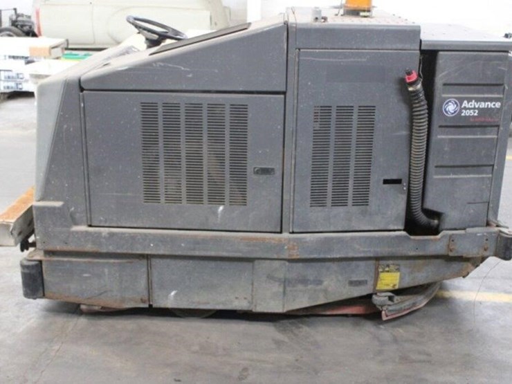 nilfisk-advance-floor-scrubber-image-4