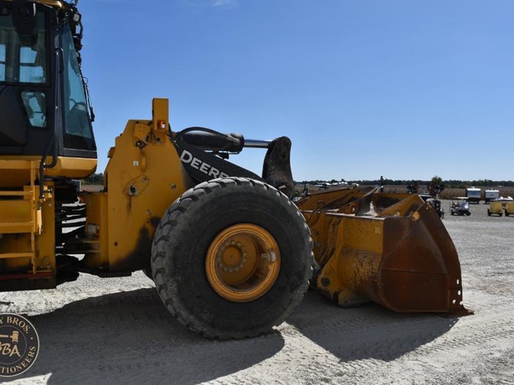 2021-deere-744l-image-25