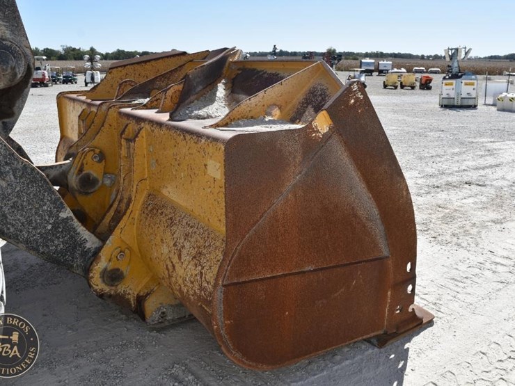 2021-deere-744l-image-27