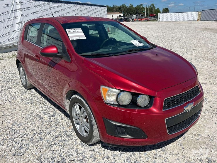2014-chevrolet-sonic-hatchback-image-2