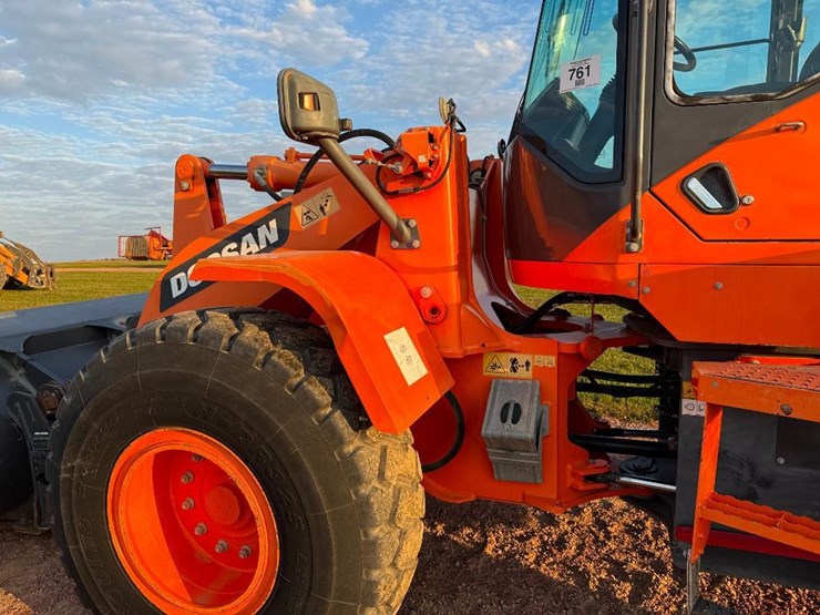 2017-doosan-dl250-5-image-32