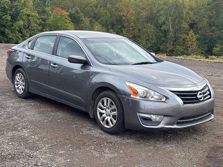 2015-nissan-altima-passenger-car-image-9