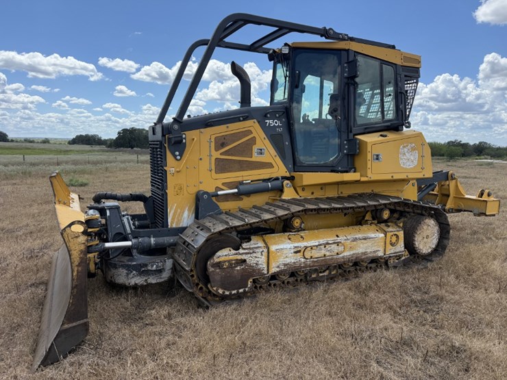 2023-deere-750l-xlt-image-1