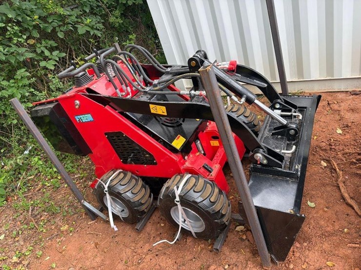 2026-future-323w-mini-skid-steer-loader-image-1