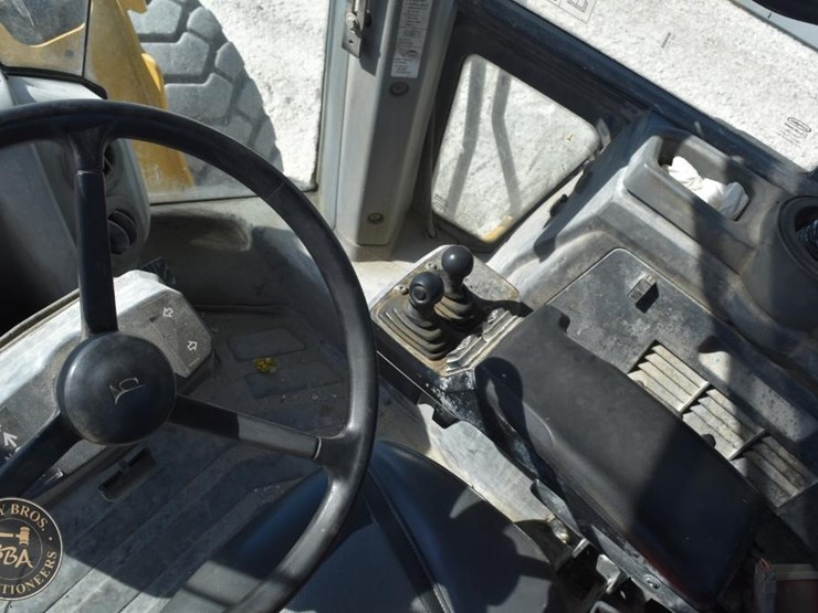 2021-deere-744l-image-59