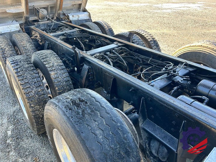 2016-peterbilt-367-image-92