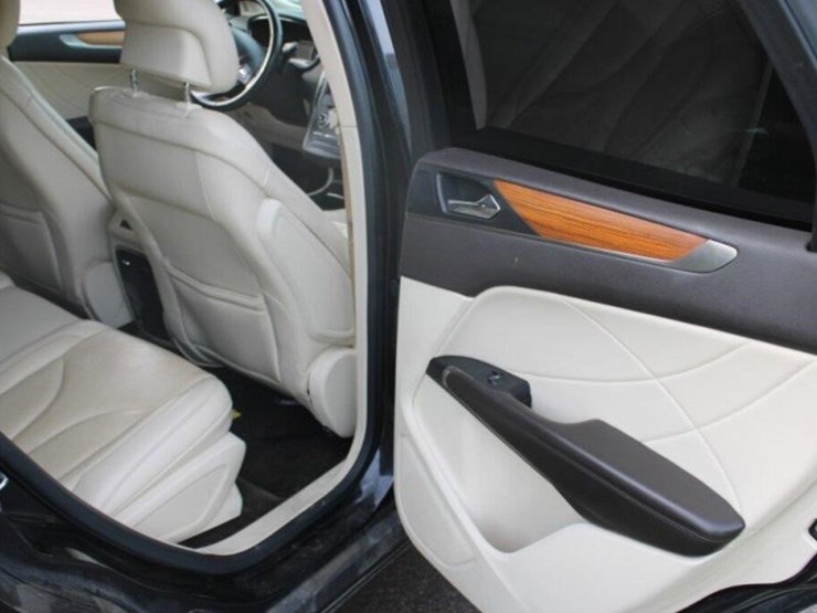2010-lincoln-mkt-image-17