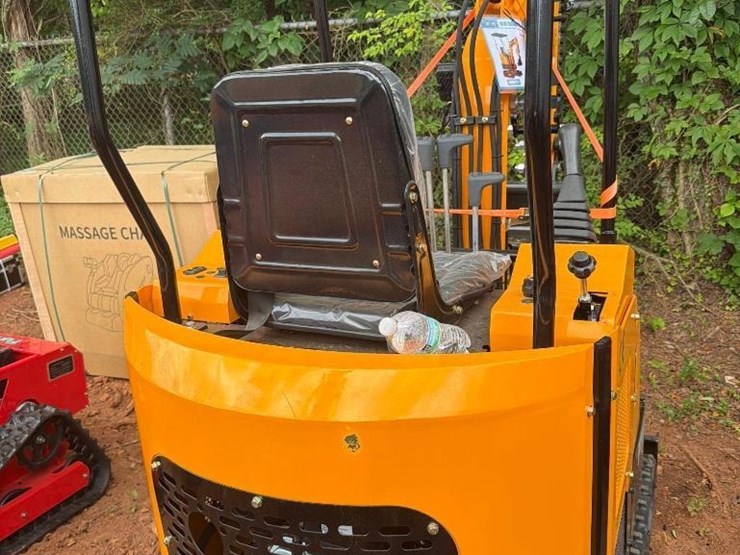2026-future-15-mini-excavator-image-4