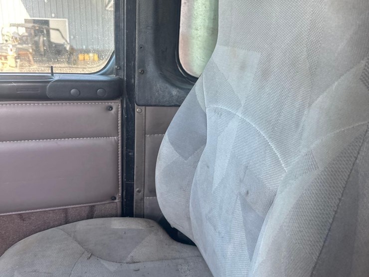 2004-kenworth-w900-image-31