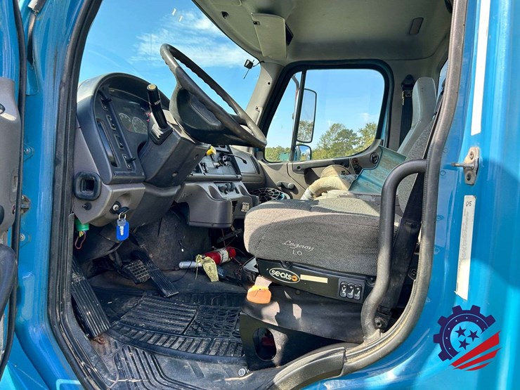 2008-freightliner-m2-106-image-54