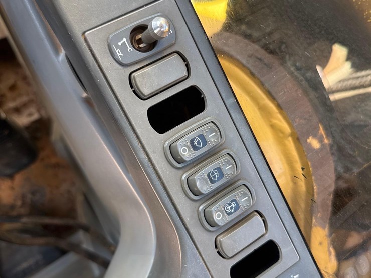 2013-caterpillar-320el-image-33