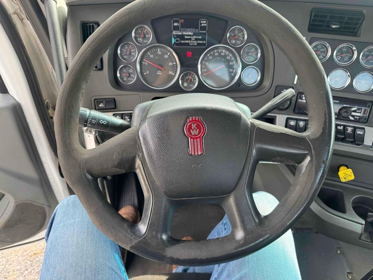 2016-kenworth-t880-image-33