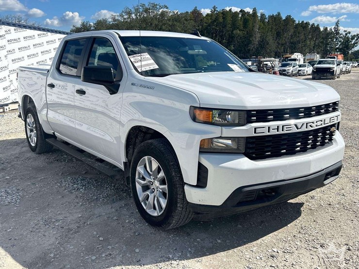 2022-chevrolet-silverado-4x4-crew-cab-pickup-truck-image-2