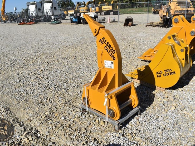 caterpillar-320-image-3