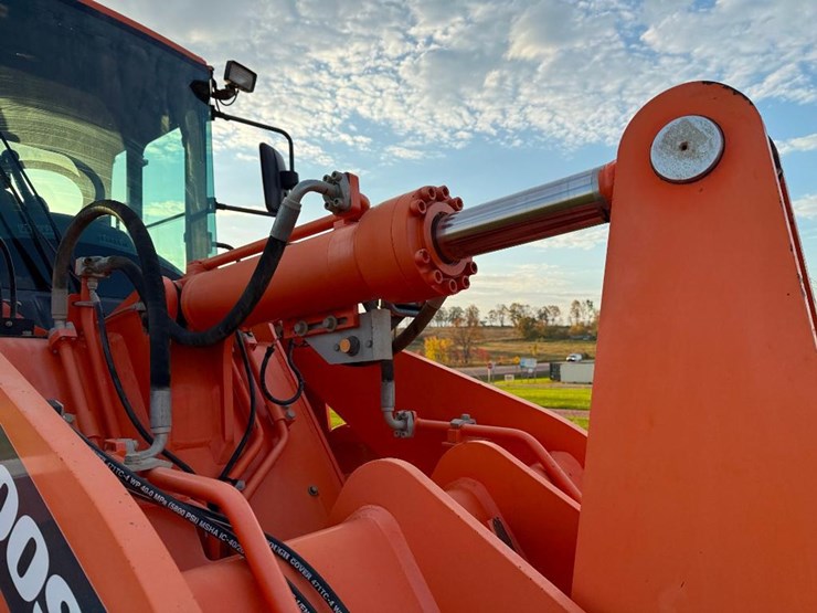 2017-doosan-dl250-5-image-24