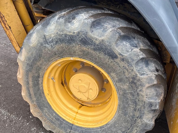 2016-deere-310l-image-22