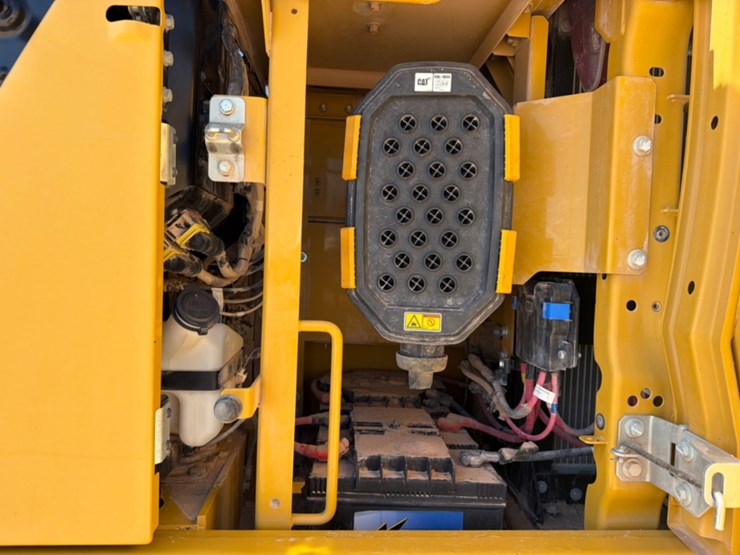 2020-caterpillar-330-image-11